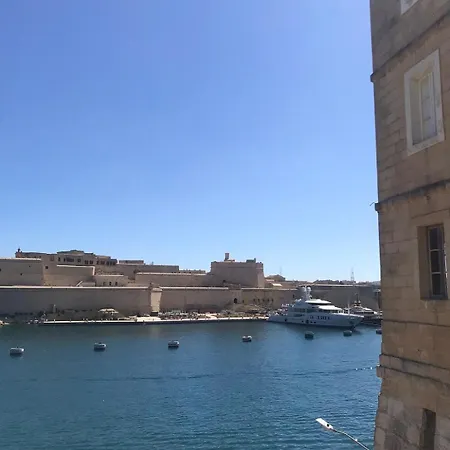 Grand Terrace 3 *